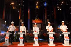 Bộ trưởng Bộ Giao thông Vận tải Nguyễn Văn Thể cùng lãnh đạo Quân chủng Hải quân Việt Nam, Tổng công ty Tân cảng Sài Gòn cùng các đại biểu phát lệnh làm hàng đầu xuân Canh Tý 2020. (Ảnh: Thanh Vũ/TTXVN)