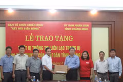 Tặng thiết bị thông tin liên lạc cho ngư dân vùng biển Quảng Ninh 