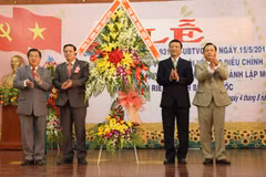 Bí thư Tỉnh ủy Bình Phước Nguyễn Tấn Hưng (ngoài cùng bên trái) và Chủ tịch tỉnh Nguyễn Văn Trăm (ngoài cùng bên phải) tặng lẵng hoa chúc mừng huyện Phú Riềng chính thức đi vào hoạt động. (Nguồn: binhphuoc.gov.vn)