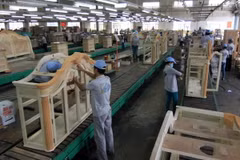 Sản xuất đồ gỗ nội thất gia dụng cao cấp xuất khẩu. (Ảnh: Vũ Sinh/TTXVN)