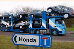Một phương tiện vận chuyển chở đầy xe Honda rời khỏi nhà máy của nhà sản xuất ôtô ở Swindon của Anh. (Nguồn: AFP)