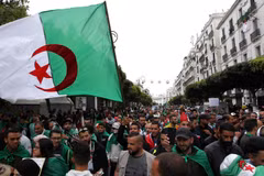 Người biểu tình phản đối tham nhũng tập trung tại thủ đô Algiers, Algeria, ngày 19/4 vừa qua. (Ảnh: AFP/TTXVN)