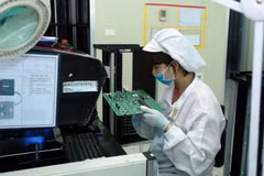 Sản xuất linh kiện điện tử. (Ảnh: Pham Kiên/TTXVN)