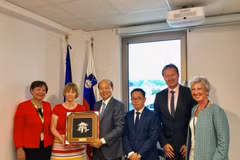 Đại sứ Việt Nam tại Áo kiêm nhiệm Slovenia Lê Dũng làm việc và tặng Quốc vụ khanh (Thứ trưởng) Bộ Nông Lâm nghiệp và Thực phẩm Slovenia Tanja Strnica. (Nguồn: Đại sứ quán Việt Nam tại Slovenia)