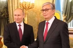 Tổng thống Nga Vladimir Putin và người đồng cấp Kazakhstan Kassym-Jomart Tokayev. (Nguồn: kazpravda)