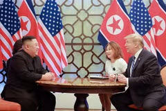 Tổng thống Mỹ Donald Trump (phải) và nhà lãnh đạo Triều Tiên Kim Jong-un (trái) tại cuộc gặp ở Hà Nội ngày 28/2 vừa qua. (Ảnh: AFP/TTXVN)