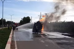 Lực lượng cảnh sát Phòng cháy chữa cháy chữa cháy xe bồn chở dầu biể kiểm soát AX-1026 tại hiện trường. (Ảnh: TTXVN phát)