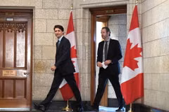 Thủ tướng Canada Justin Trudeau trên đường tới cuộc họp nội các năm ngoái với cố vấn cấp cao của ông, Gerald Butts. (Nguồn: The Canadian Press)