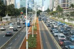 Đường phố Jakarta luôn đông đúc xe cộ và ô nhiễm khói bụi do quá tải lượng phương tiện. (Ảnh: Đỗ Quyên/Vietnam+)
