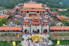 Chùa Ba Vàng tọa lạc trên lưng chừng núi Thành Đẳng, thuộc Phường Quang Trung, thành phố Uông Bí, tỉnh Quảng Ninh. (Ảnh: TTXVN)