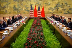 Phó Thủ tướng Trung Quốc Lưu Hạc (thứ 2, phải) cùng Đại diện Thương mại Mỹ Robert Lighthizer (thứ 3, trái) và Bộ trưởng Tài chính Mỹ Steven Mnuchin (thứ 2, trái) tại vòng đàm phán thương mại cấp cao Mỹ-Trung Quốc tại Bắc Kinh ngày 14/2 vừa qua. (Ảnh: AFP/