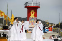 Lễ tưởng niệm 5 năm ngày xảy ra thảm kịch chìm phà Sewol ở ngoài khơi đảo Jin ngày 16/4. (Ảnh: Yonhap/TTXVN)