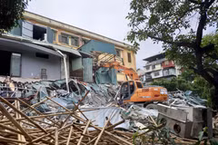 Cưỡng chế, giải tỏa vi phạm trật tự xây dựng tại Dự án mương cống hóa Phan Kế Bính, Ba Đình, Hà Nội. (Ảnh: Mạnh Khánh/TTXVN)