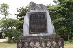 Bia di tích bên đường quốc lộ 279, trên địa bàn thôn Thác, xã Bằng Hành, huyện Bắc Quang, tỉnh Hà Giang. (Ảnh: Nguyễn Chiến/TTXVN)