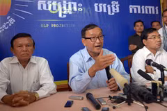 Thủ lĩnh Đảng Cứu nguy dân tộc Campuchia (CNRP) đối lập Sam Rainsy (giữa) trong cuộc họp báo tại Phnom Penh ngày 26/8/2013. (Nguồn: AFP/TTXVN) 