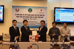 Công sứ Nagai Katsuro và ông Trần Kim Long, Vụ trưởng Vụ Hợp tác Quốc tế, Bộ Nông nghiệp và Phát triển Nông thôn tại lễ bàn giao và tiếp nhận hàng cứu trợ thiên tai. (Nguồn: Vietnam+)