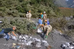 Khắc phục sự cố vỡ tấm bêtông đáy bể chứa chất thải chì, kẽm. (Ảnh: Quốc Đạt/TTXVN)