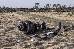 Một bộ phận của máy bay Boeing 737 MAX thuộc Hãng hàng không Ethiopian Airlines tại hiện trường vụ tai nạn gần thủ đô Addis Ababa, ngày 11/3/2019. (Nguồn: AFP/TTXVN) 