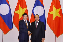 Thủ tướng Nguyễn Xuân Phúc đón Thủ tướng nước Cộng hòa Dân chủ Nhân dân Lào Thongloun Sisoulith. (Ảnh: Thống Nhất/TTXVN) 