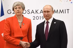 Thủ tướng Theresa May và Tổng thống Nga Vladimir Putin. (Nguồn: BBC) 