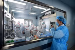 Bệnh nhân nhiễm virus H7N9 được điều trị tại một bệnh viện ở Vũ Hán, Hồ Bắc (Trung Quốc) ngày 12/2. (Nguồn: AFP/TTXVN)