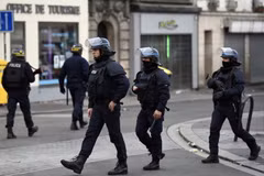 Lực lượng an ninh Pháp tham gia chiến dịch truy quét khủng bố ở Saint-Denis ngày 18/11. (Nguồn: AFP/TTXVN)