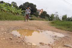 Mặt đường dở dang của dự án có các ổ voi, ổ gà tạo thành hố sâu rất dễ gây tai nạn. (Ảnh: Nguyên Lý/TTXVN) 