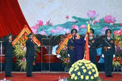 Thủ tướng Nguyễn Xuân Phúc trao tặng Huân chương Quân công hạng Nhất của Chủ tịch nước cho lực lượng Bộ đội Biên phòng. (Ảnh: Thống Nhất/TTXVN) 