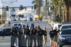 Nhân viên Cục điều tra Liên bang Mỹ (FBI) điều tra tại khu vực Khách sạn và Sòng bạc Mandalay Bay ở Las Vegas sau vụ xả súng, ngày 1/10. (Nguồn: AFP/TTXVN) 