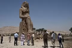 Pho tượng Pharaoh Amenhotep III tại Luxor. (Nguồn: AFP)