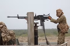 Lực lượng ủng hộ Chính phủ Yemen làm nhiệm vụ tại khu vực gần thành phố Al Jah, tỉnh Hodeida ngày 7/6. (Nguồn: AFP/TTXVN)