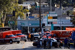 Sau 3 giờ cố thủ trong siêu thị, nghi phạm dẫn theo 4 con tin bước ra ngoài và đầu hàng. (Nguồn: Los Angeles Times)
