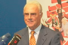 "Hoàng đế" Beckenbauer bị hỏi thăm về nghi án hối lộ của Qatar