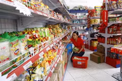 Khách hàng lựa chọn mua lương thực tại cửa hàng tiện ích. (Ảnh: Đình Huệ/TTXVN)