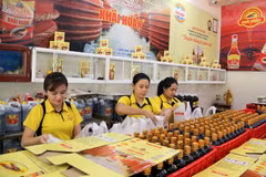 Đóng gói nước mắm cho khách du lịch tại doanh nghiệp sản xuất nước mắm Khải Hoàn (Phú Quốc). (Ảnh: Lê Huy Hải/TTXVN)