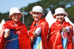 Ba cung thủ Việt Nam trên bục nhận huy chương. (Ảnh: Vietnam+)