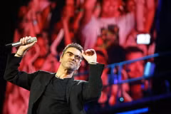 George Michael biểu diễn trong buổi hòa nhạc tại sân vận động Olympic Athens ở Athens, Hy Lạp ngày 26/7/2007. (Nguồn: EPA/TTXVN)