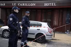 Cảnh sát Pháp tuần tra bên ngoài một nhà hàng ở quận 10 thủ đô Paris, một trong sáu địa điểm bị tấn công khủng bố đêm 13/11. (Nguồn: AFP/TTXVN)
