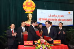 Ký bàn giao và tiếp nhận. (Ảnh: Ngọc Hà/TTXVN)