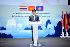 Đại sứ Nguyễn Tất Thành chủ trì buổi lễ. (Ảnh: Quang Thuận/Vietnam+)
