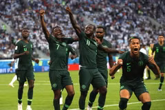 Niềm vui của các cầu thủ Nigeria sau khi ghi bàn vào lưới đối thủ. (Nguồn: THX/TTXVN)
