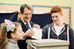 Tổng thống Cyprus Nicos Anastasiades (giữa) bỏ phiếu tại một điểm bầu cử ở Limassol ngày 28/1. (Nguồn: THX/TTXVN)