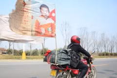 Quách Cương Đường trên hành trình tìm con trai. (Nguồn: Shanghaiist)