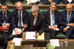 Thủ tướng Anh Theresa May (giữa) tại cuộc họp ở London, Anh. (Nguồn: AFP/TTXVN) 
