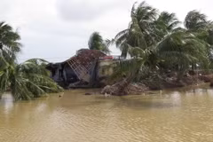 Lũ quét làm thôn An Xuyên 3, xã Mỹ Chánh, huyện Phù Mỹ, Bình Định hoang tàn, đổ nát. (Ảnh: Nguyên Linh/TTXVN)