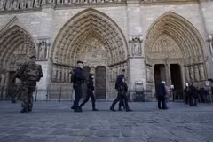 Lực lượng an ninh Pháp tuần tra tại lối vào nhà thờ Notre Dame ở thủ đô Paris ngày 15/11. (Nguồn: AFP/TTXVN)