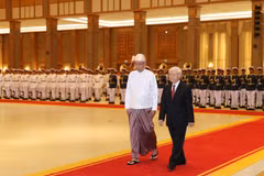 Tổng thống Myanmar Htin Kyaw và Tổng Bí thư Nguyễn Phú Trọng tại Lễ đón. (Ảnh: Trí Dũng/TTXVN)