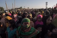Người Rohingya xếp hàng nhận hàng hóa cứu trợ tại trại tị nạn Kutupalong ở Cox's Bazar, Bangladesh. (Nguồn: AFP/TTXVN)