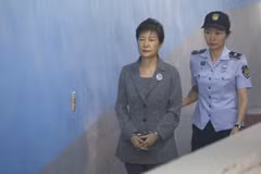 Tổng thống bị phế truất của Hàn Quốc Park Geun-hye (trái) tới tòa án ở thủ đô Seoul ngày 25/8/2017. (Nguồn: AFP/TTXVN)