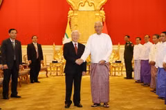 Tổng Bí thư Nguyễn Phú Trọng gặp thân mật Tổng thống Myanmar Htin Kyaw. (Ảnh: Trí Dũng/TTXVN)